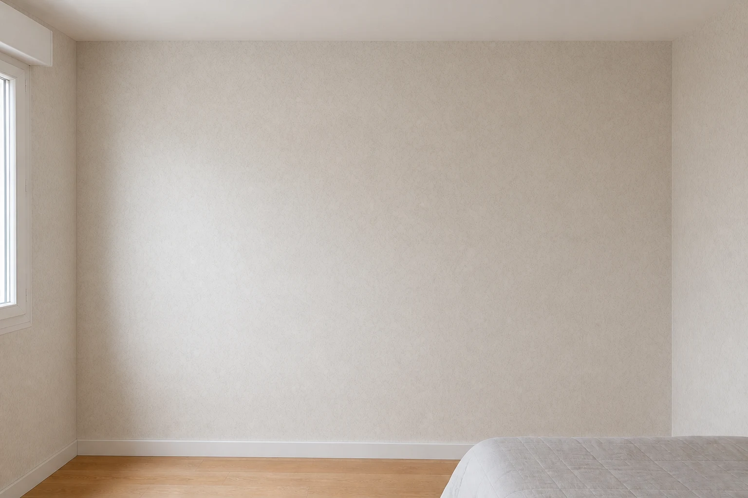 Mur de chambre habillé d'un revêtement mural, rénovation par ARC RENOV — après intervention