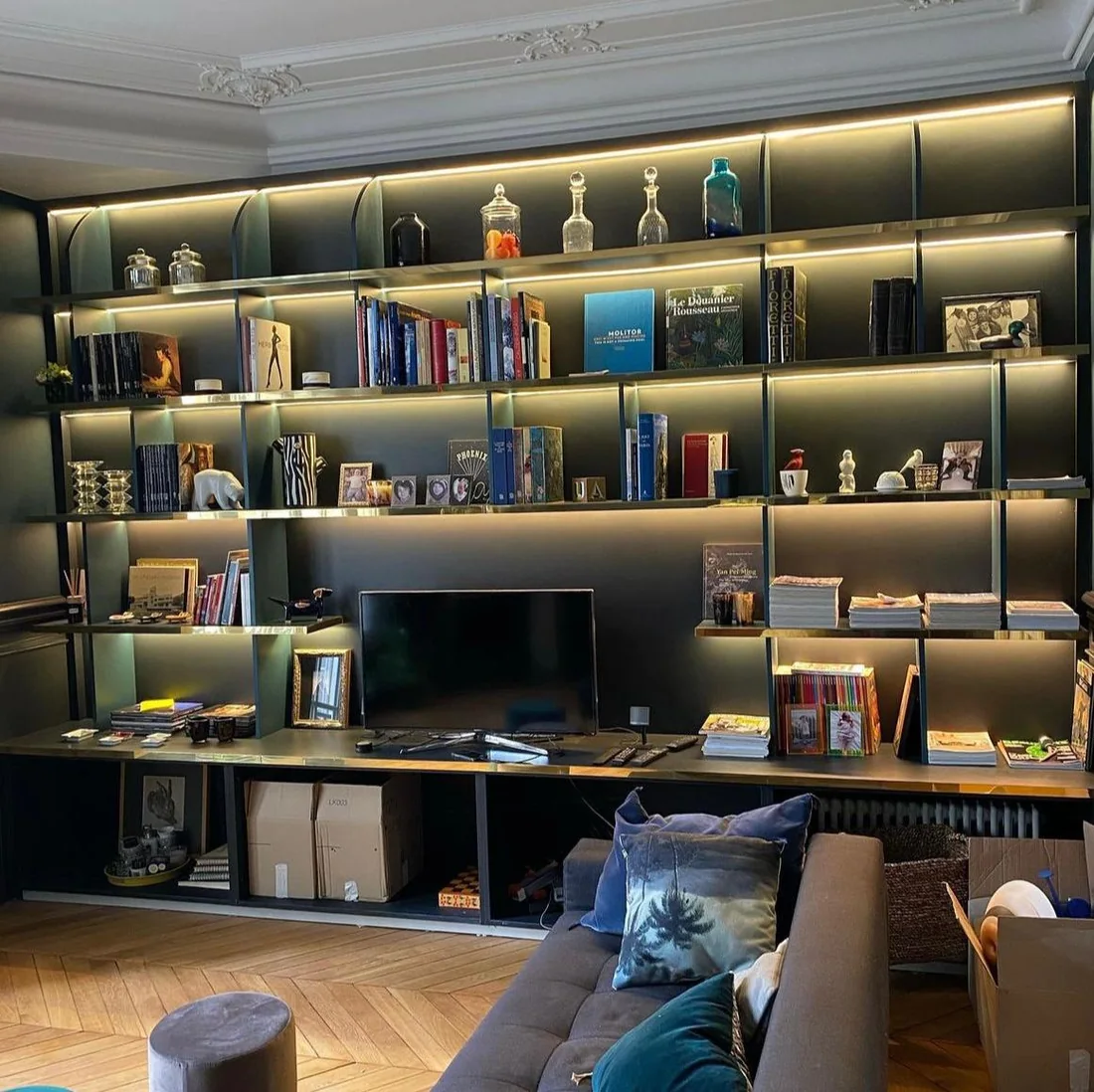 Même bibliothèque rétroéclairée une fois le salon aménagé, livres et objets en place